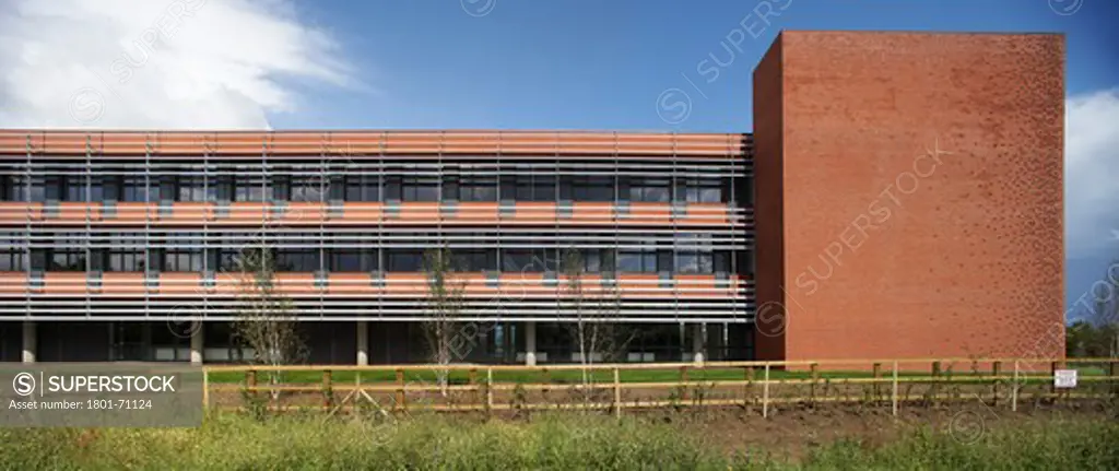Hanson Hq  Tp Bennett  Stewartby  Bedfordshire  Uk  2009. Panoramic Exterior Day Time Shot Showing The Bold Lines Against The Clear Blue Sky