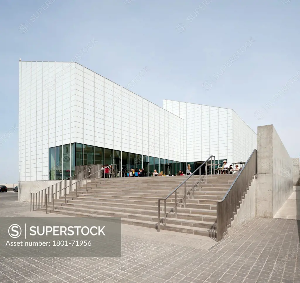 Turner Contemporary Gallery, Margate, United Kingdom. Architect David Chipperfield Architects Ltd, 2011. View of entrance steps.