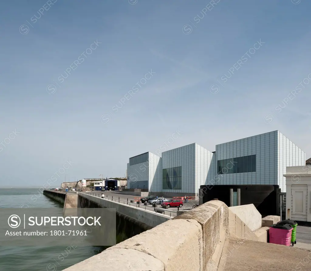 Turner Contemporary Gallery, Margate, United Kingdom. Architect David Chipperfield Architects Ltd, 2011. View of gallery in context.