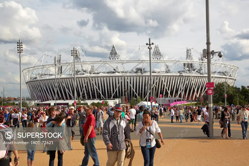Olympic Stadium London 2012, London, United Kingdom. Architect Populous, 2012. Overall view during games with spectators in foreground.