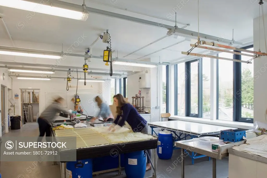 F Block, Oxford and Cherwell Valley College, Banbury, United Kingdom. Architect ADP Architects Ltd, 2012. Interior view of workshop.