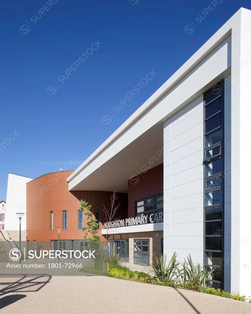 Houghton Primary Care Centre, Houghton Le Spring, United Kingdom. Architect P+HS Architects, 2011. View of entrance on North elevation.