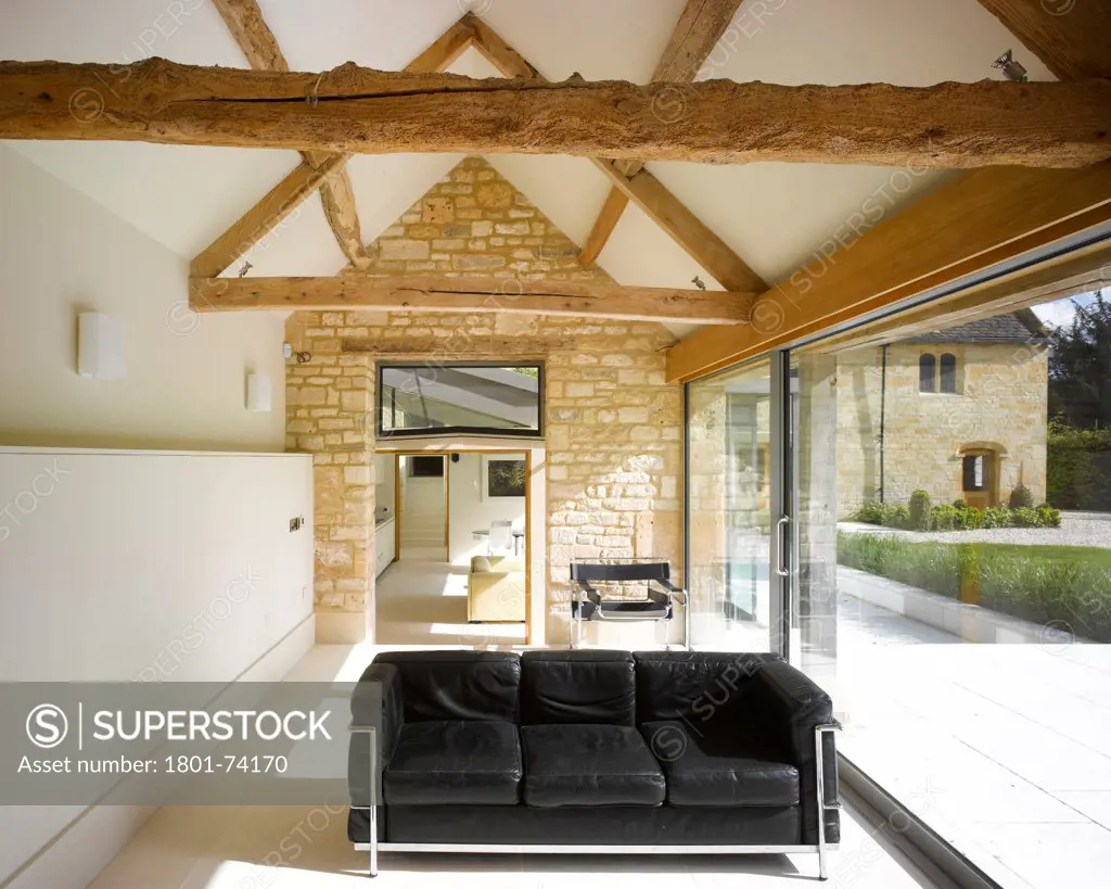Home Farm, Dowdeswell, United Kingdom. Architect: De Matos Ryan, 2012. Living room in new extension.