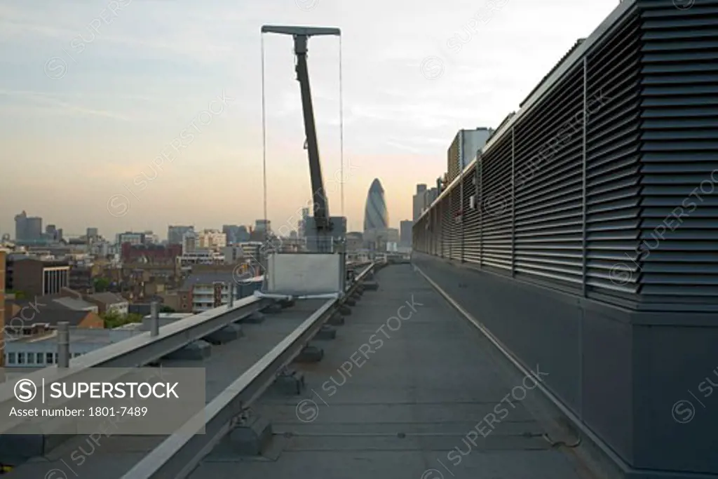 ROYAL LONDON HOSPITAL PATHOLOGY AND PARMACY BUILDING, NEWARK STREET, LONDON, E1 ALDGATE, UNITED KINGDOM, ROOFTOP VIEW WITH WINDOW CLEANERS WINCH, CAPITA PERCY THOMAS