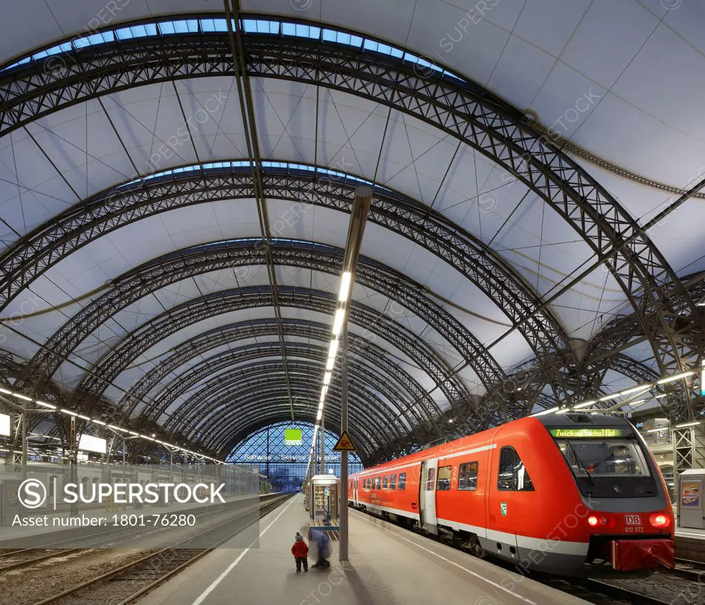 Dresden Hauptbahnhof, Dresden, Germany. Architect: Foster + Partners, 2006. View of platforms with barrel-vaultet roof and glass fibre skin.