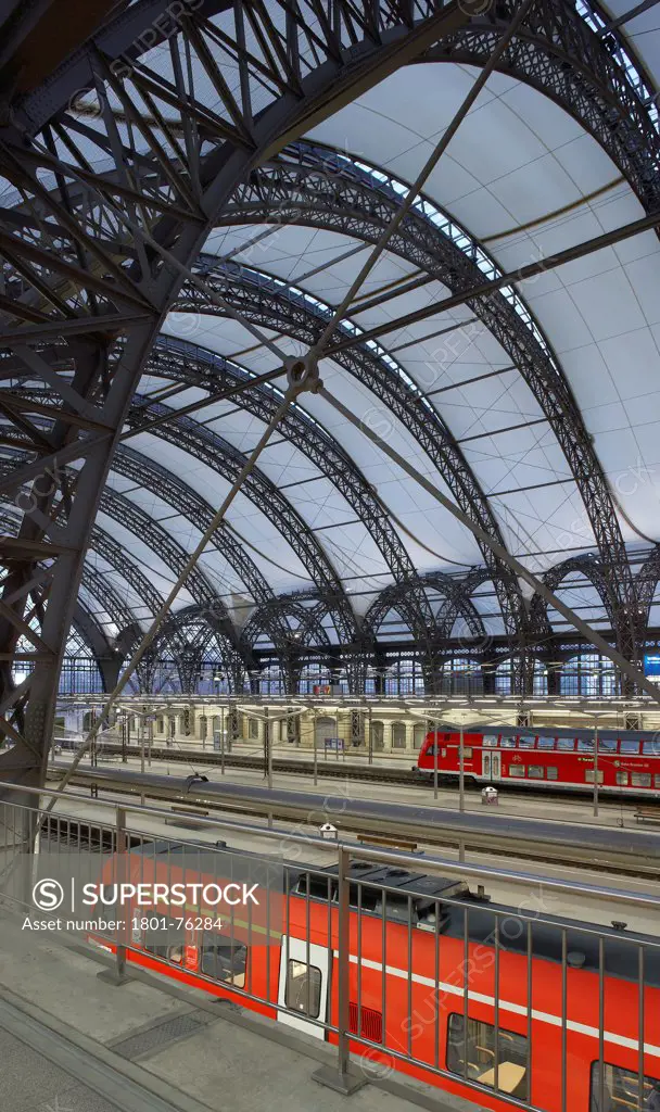 Dresden Hauptbahnhof, Dresden, Germany. Architect: Foster + Partners, 2006. Detail of barrel-vaultet roof and glass fibre skin.