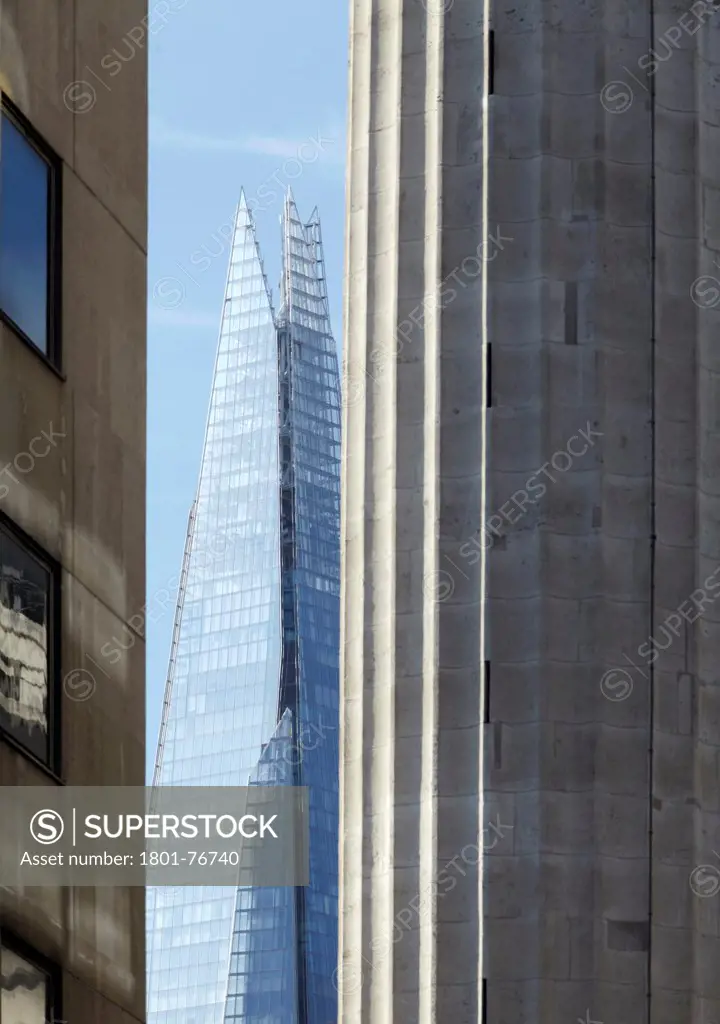 The SHARD, London, United Kingdom. Architect: Renzo Piano Building Workshop, 2012. Juxtaposition of architecture with Great Fire Monument.