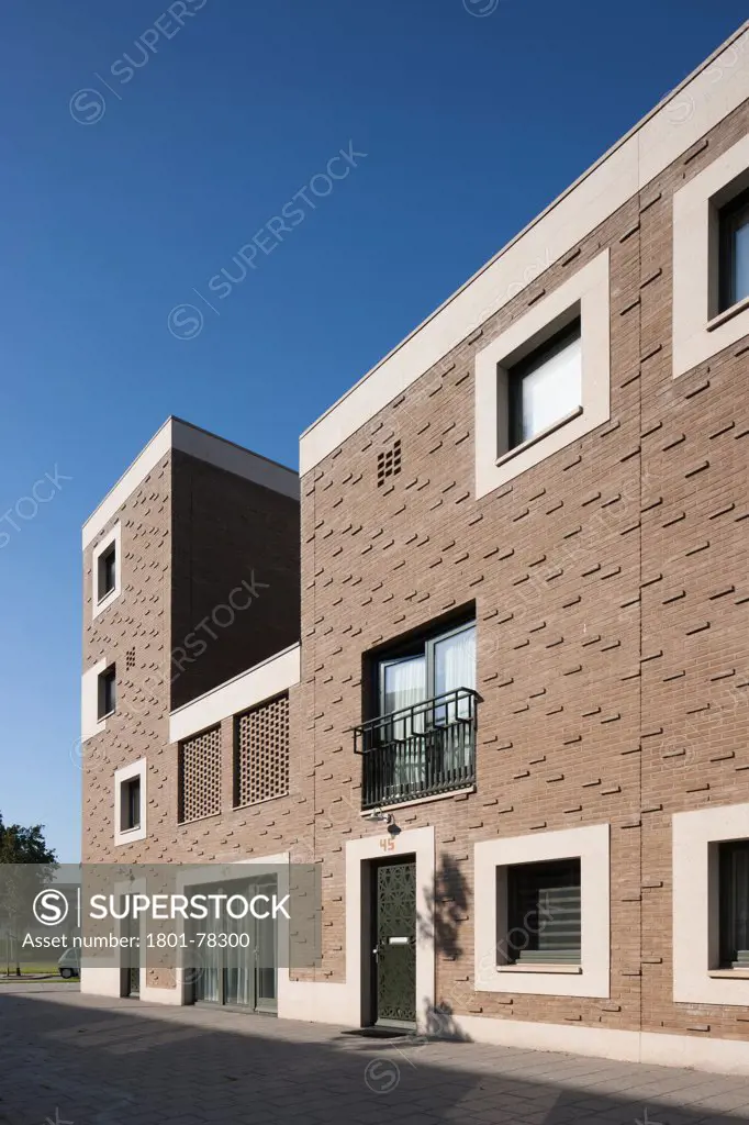 Housing Le Medi, Rotterdam, Netherlands. Architect: Geurst & Schulze, 2008. Oblique exterior.