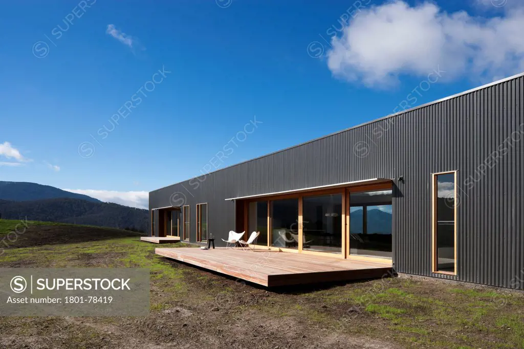 Finnon Glen, Healesville, Australia. Architect: Doherty Lynch, Jackson Clements Burrows, 2011. Oblique exterior.