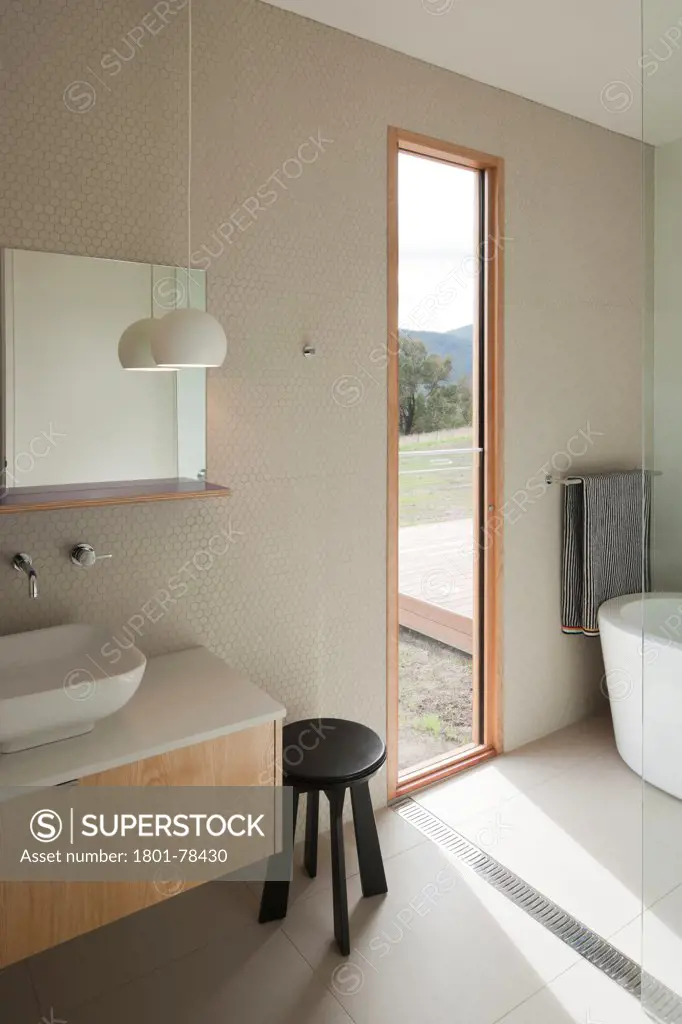 Finnon Glen, Healesville, Australia. Architect: Doherty Lynch, Jackson Clements Burrows, 2011. Ensuite bathroom.