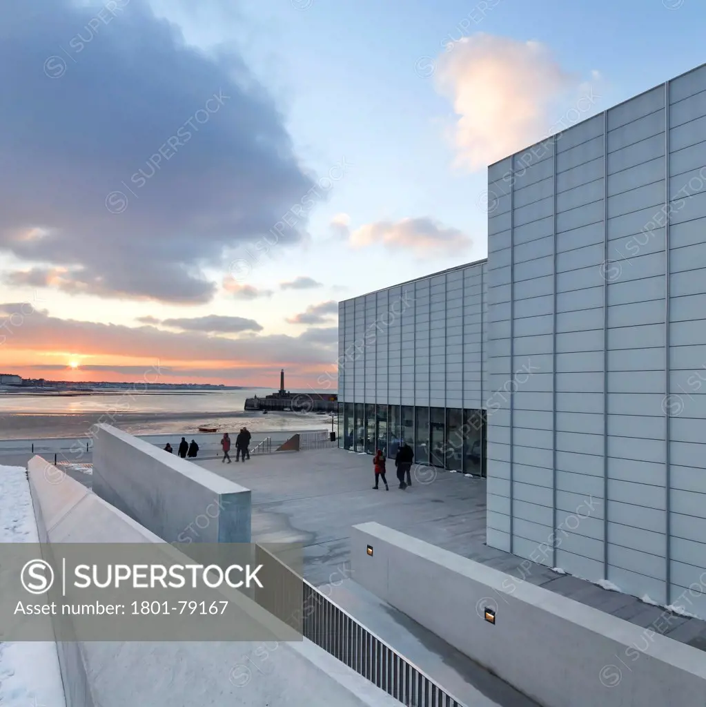 Turner Contemporary Gallery, Margate, United Kingdom. Architect: David Chipperfield Architects Ltd, 2011. Concrete Wall And Ramp With Courtyard Facade And Harbour View.