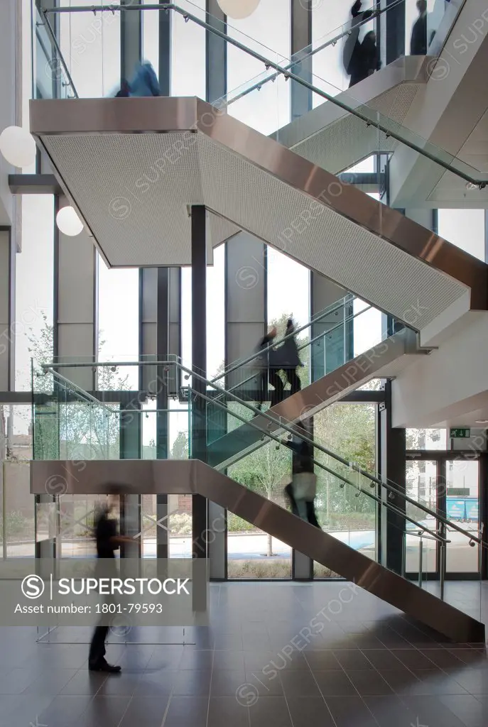 Sidney Stringer Academy, Coventry, Coventry, United Kingdom. Architect: Sheppard Robson , 2012. Movement Of Students On Staircase.