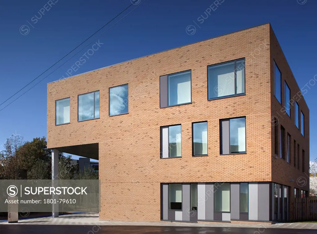 Sidney Stringer Academy, Coventry, Coventry, United Kingdom. Architect: Sheppard Robson , 2012. Corner Elevation Of School Block.