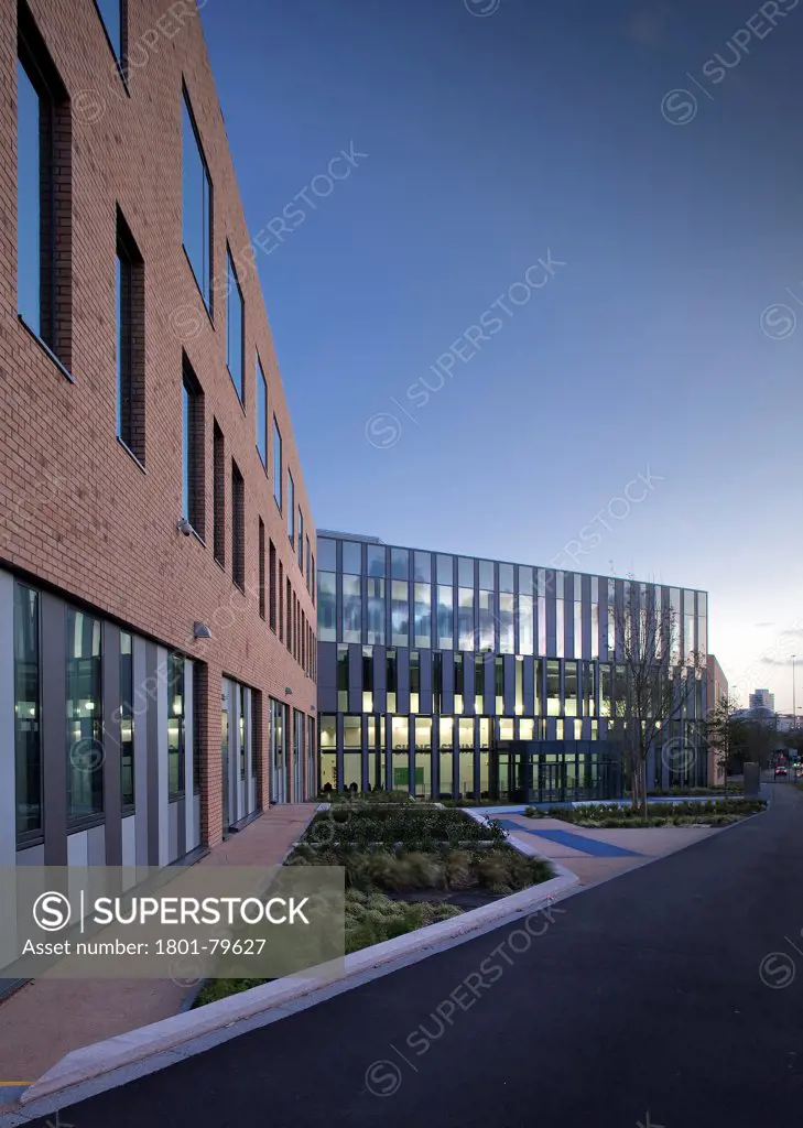 Sidney Stringer Academy, Coventry, Coventry, United Kingdom. Architect: Sheppard Robson , 2012. Perspective Of School Facade At Dusk.