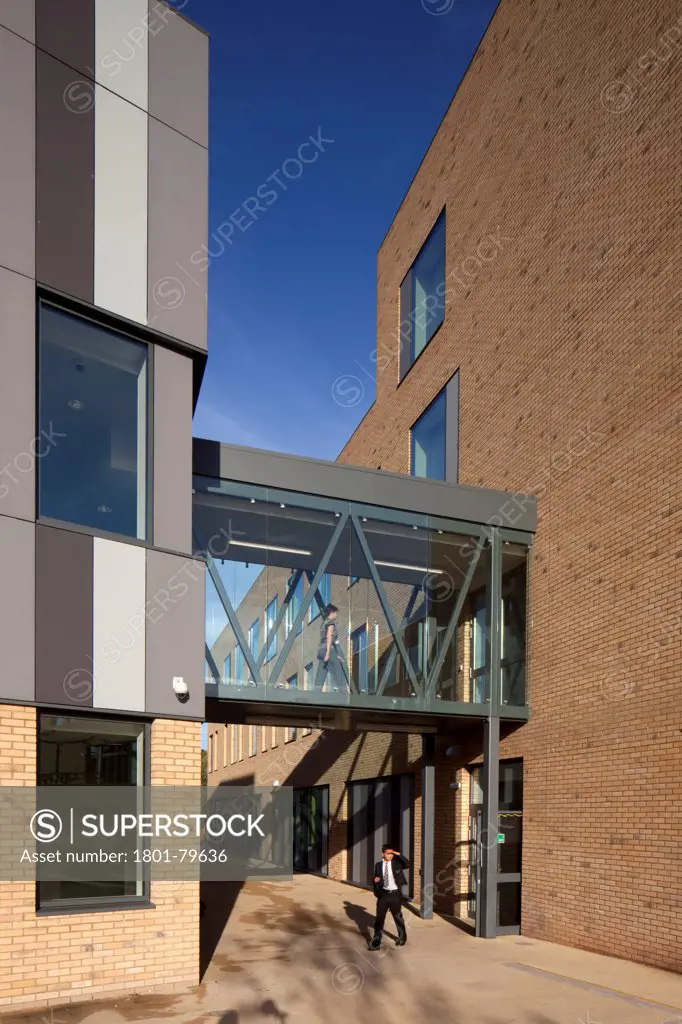 Sidney Stringer Academy, Coventry, Coventry, United Kingdom. Architect: Sheppard Robson , 2012. Detail Of Glazed Corridor Bridge Linking Building Blocks.