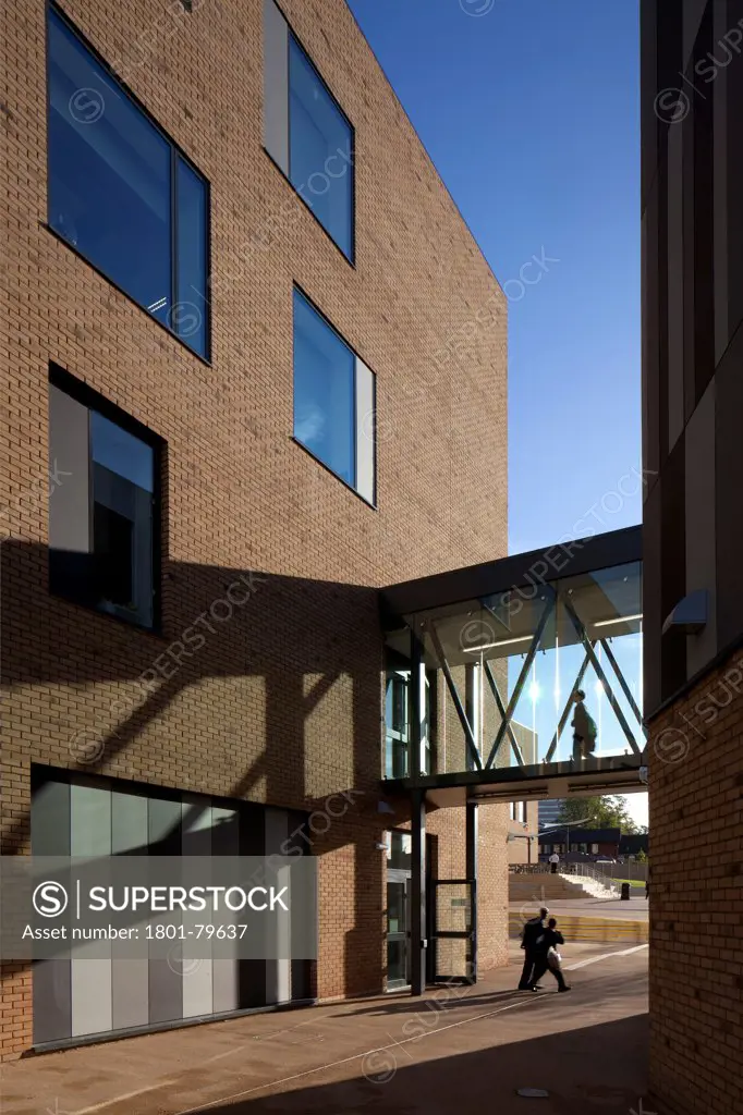 Sidney Stringer Academy, Coventry, Coventry, United Kingdom. Architect: Sheppard Robson , 2012. Detail Of Glazed Corridor Bridge Linking Building Blocks.