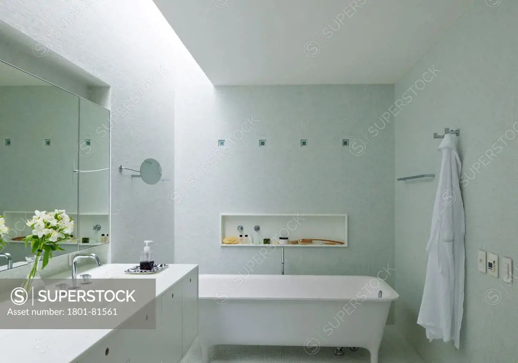 Casa Cubo, Sao Paulo, Brazil. Architect: Studio Mk27- Marcio Kogan, 2012. Master Bedroom  Bathroom.