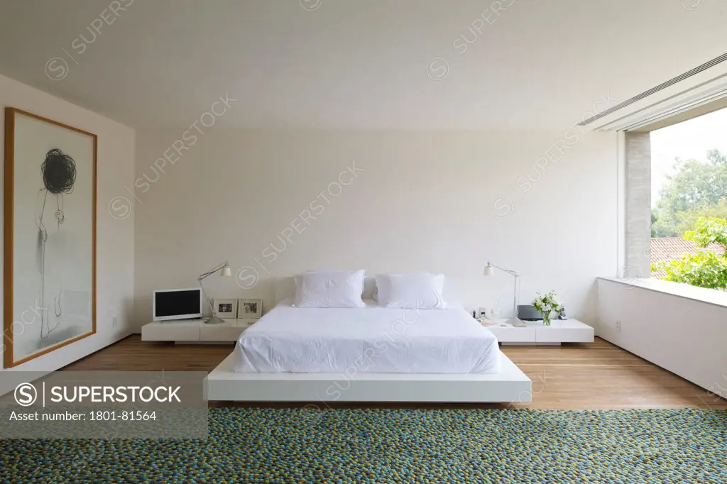 Casa Cubo, Sao Paulo, Brazil. Architect: Studio Mk27- Marcio Kogan, 2012. Master Bedroom.
