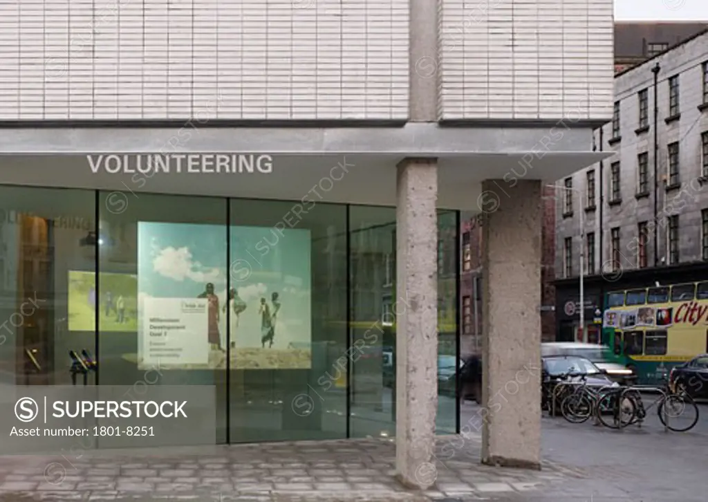 IRISH AID VOLUNTEERING AND INFORMATION CENTRE, DEPARTMENT OF FOREIGN AFFAIRS, 27-31 UPPER OCONNELL STREET, DUBLIN, IRELAND, FROM STREET INTO GALLERY, DE PAOR ARCHITECTS
