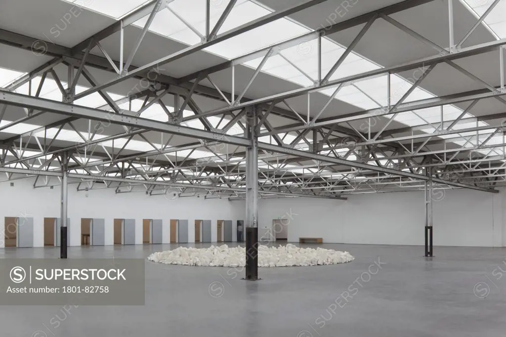 Main exhibition area, De Pont Museum of Contemporary Art, Tilburg, The Netherlands (architects: Benthem Crouwel Architekten)