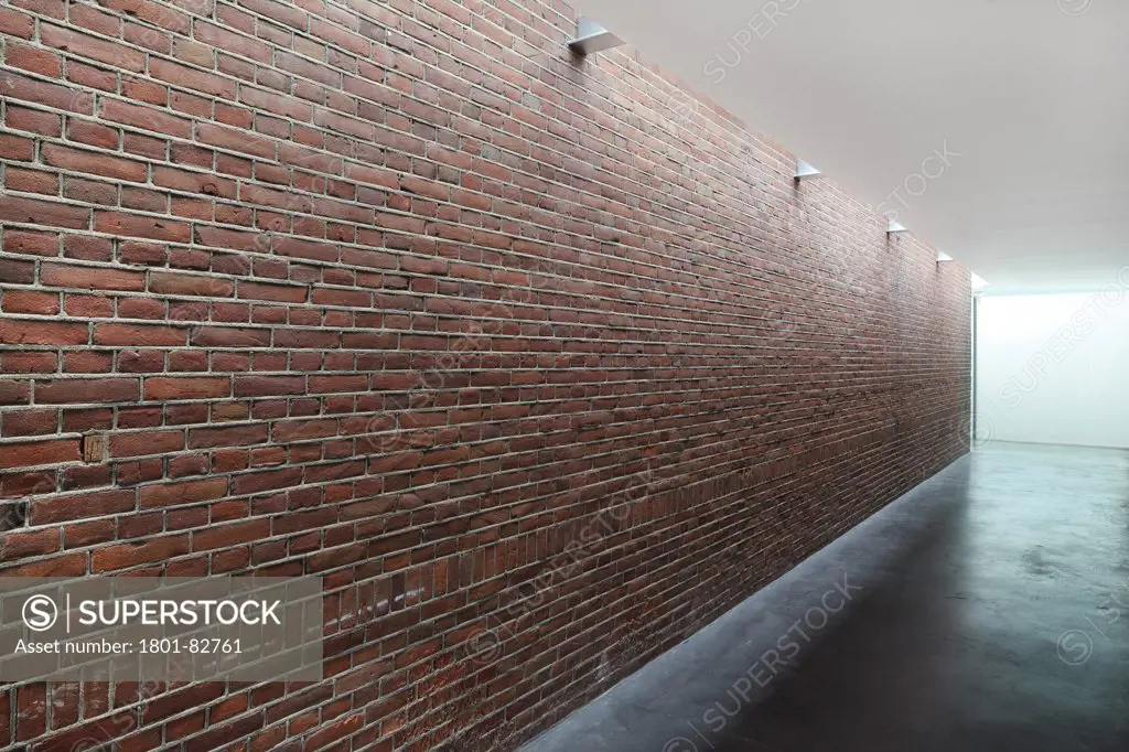 Brick wall in new extension, De Pont Museum of Contemporary Art, Tilburg, The Netherlands (architects: Benthem Crouwel Architekten)