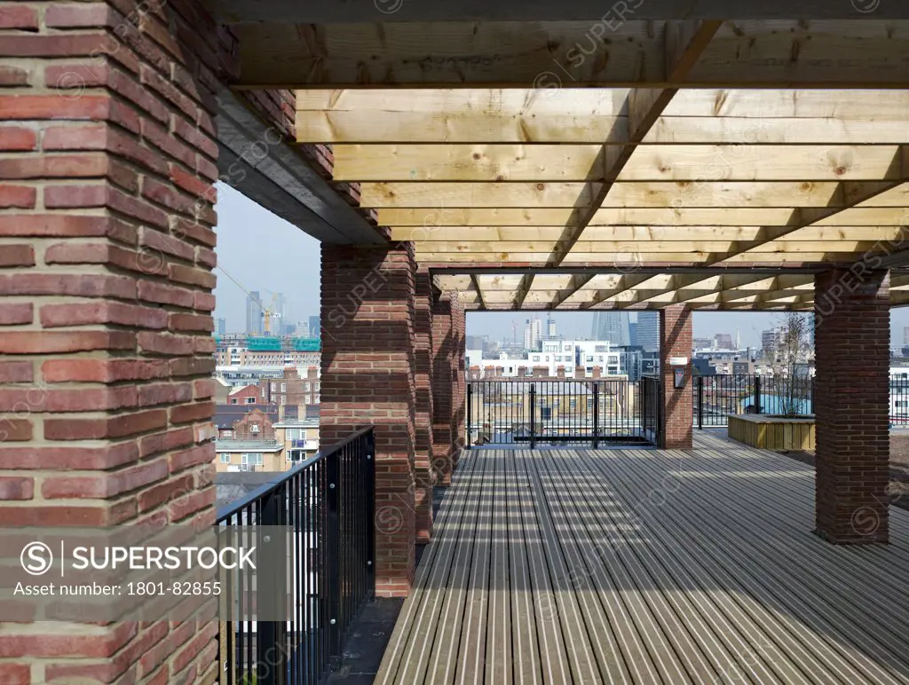 Library Street Affordable Housing, London, United Kingdom. Architect: Metaphorm Architects, 2012. Roof garden pergolsa.