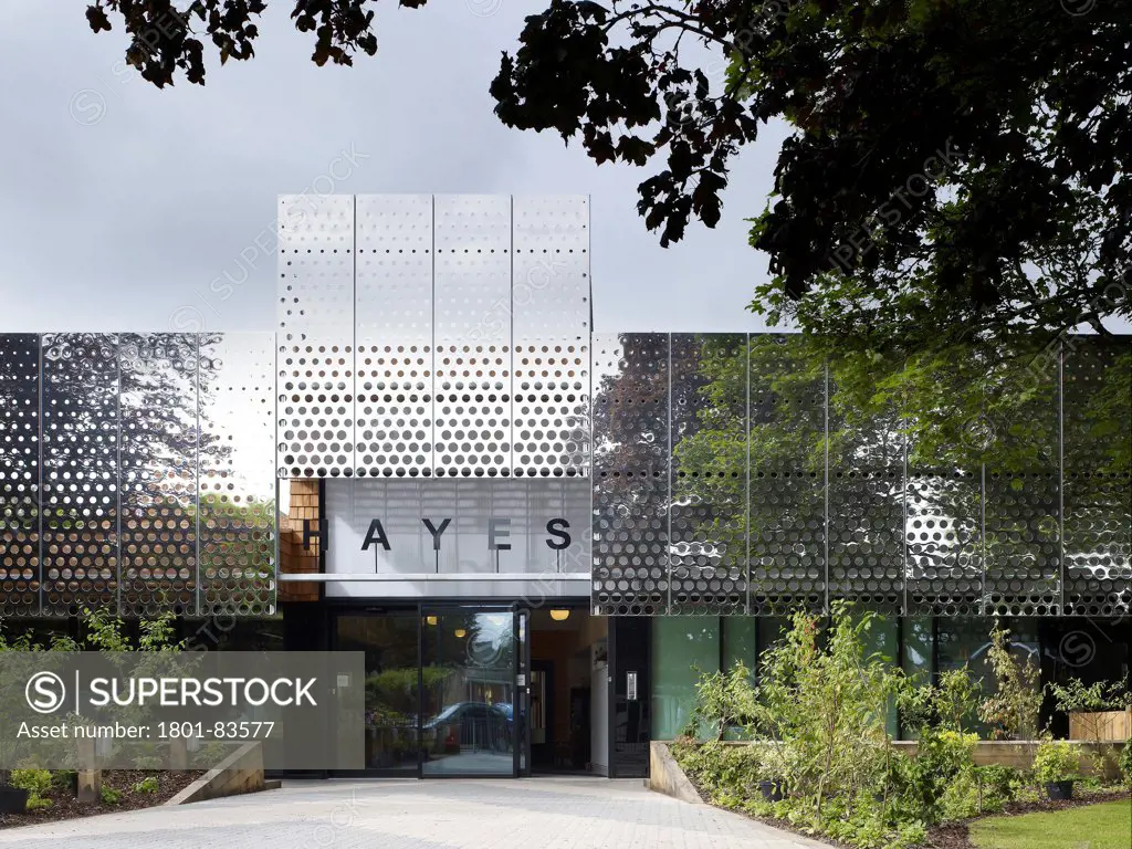 Hayes Primary School, Croydon, United Kingdom. Architect: Hayhurst and Co., 2012. Front elevation of entrance.