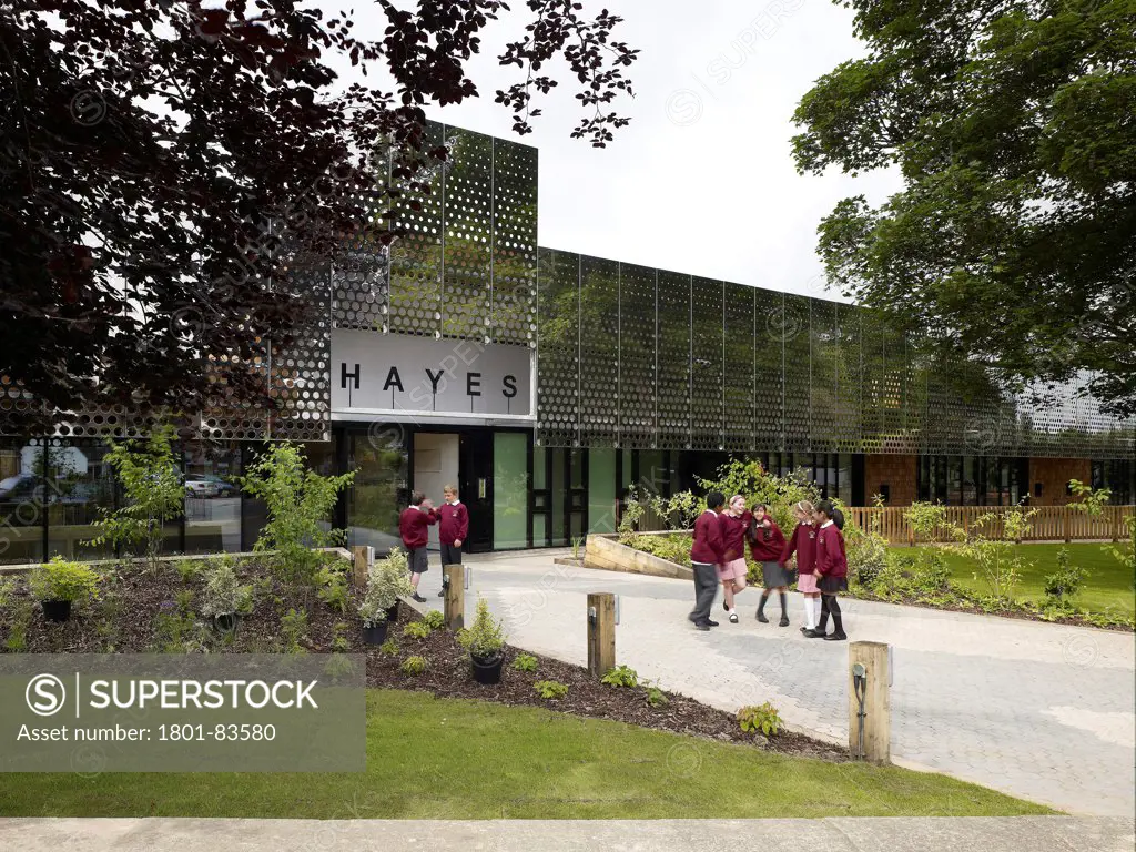 Hayes Primary School, Croydon, United Kingdom. Architect: Hayhurst and Co., 2012. Entrance.