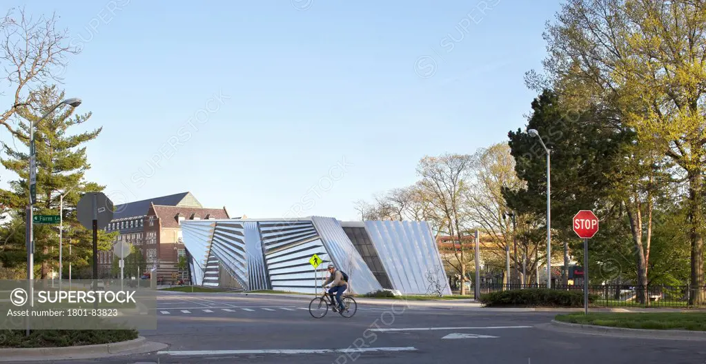 Eli & Edythe Broad Art Museum, Lansing, United States. Architect Zaha Hadid Architects, 2013. Overall view of building with campus context.