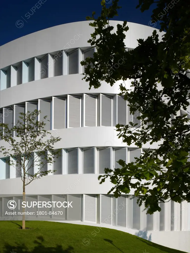 Fraunhofer Institut - Centre for Virtual Engineering, Stuttgart, Germany. Architect UN Studio, 2013. Partial view of white, multi-storey curved facade with saw-toothed windows.