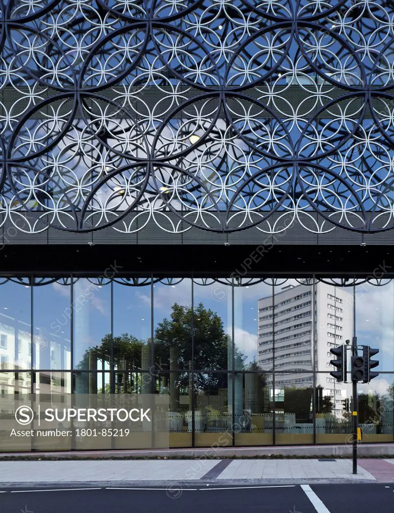 Library of Birmingham, Birmingham, United Kingdom. Architect Mecanoo , 2013. Ornamental facade and glass reflection at street level.