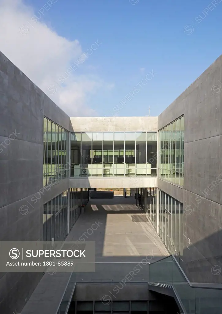 La Universidad de Monterrey (UDEM)-Centro Roberto Garza Sada de Arte Arquitectura y Diseno, Monterrey, Mexico. Architect Tadao Ando, 2013. Central atrium view.