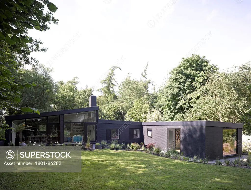High Bois Lane, Amersham, United Kingdom. Architect Toh Shimazaki Architecture with Charlie Luxton, 2013. Overall exterior view from garden.