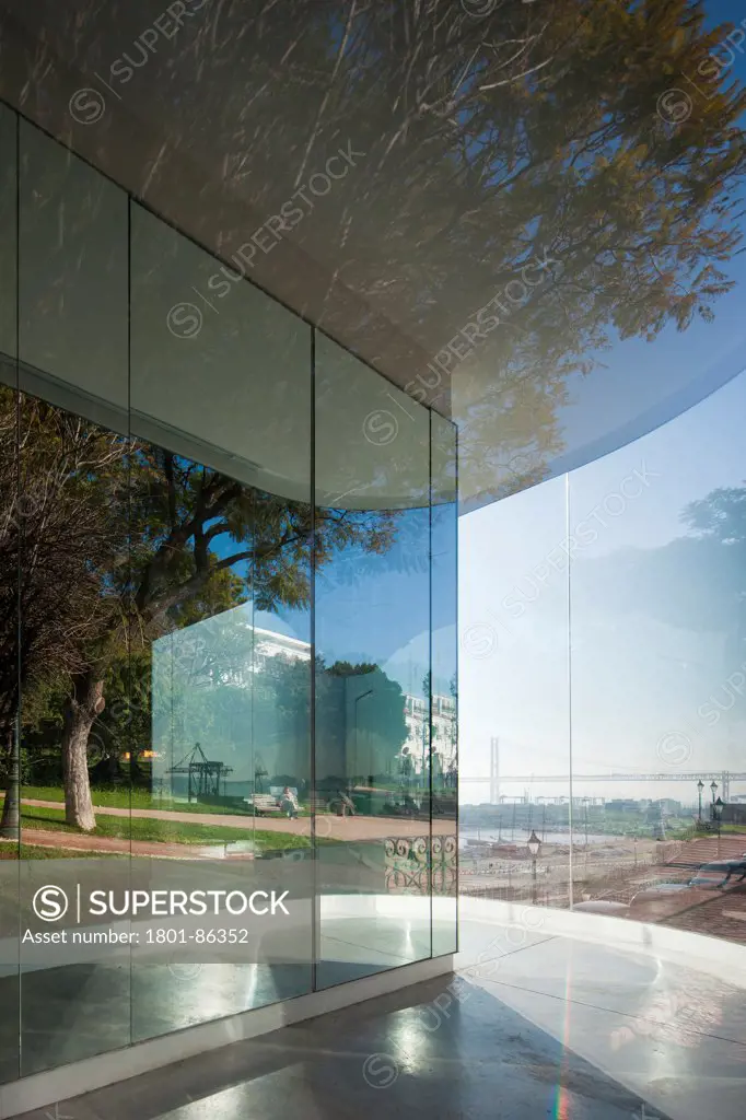 Bar no jardim 9 de abril / The 9 April Garden, Lisbon, Portugal. Architect aspa arquitectos, 2011. Detail of full-height curved glazing with context reflections.