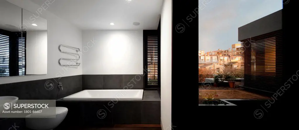 House on Faroe Road, London, United Kingdom. Architect Paul+o architects, 2012. Panoramic sight of bathroom and rooftop garden.