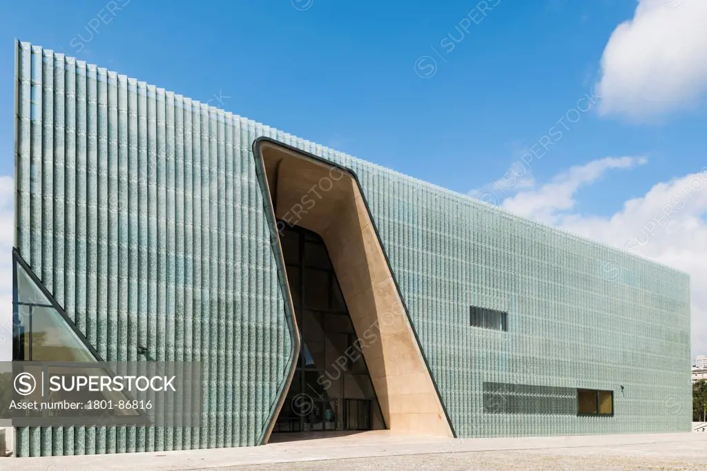 Museum of History of Polish Jews, Warsaw, Poland. Architect Lahdelma & Mahlamaeki, 2013. Front elevation showing void.