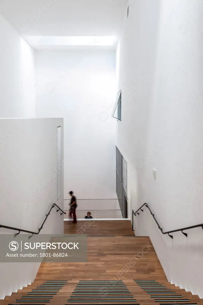 Museum of History of Polish Jews, Warsaw, Poland. Architect Lahdelma & Mahlamaeki, 2013. Stairway with white walls.