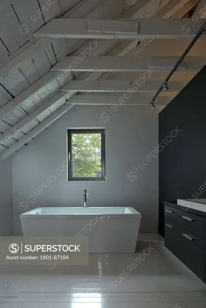 Maison Compton, Compton, Canada. Architect Atelier in Situ, 2013. Bathroom.