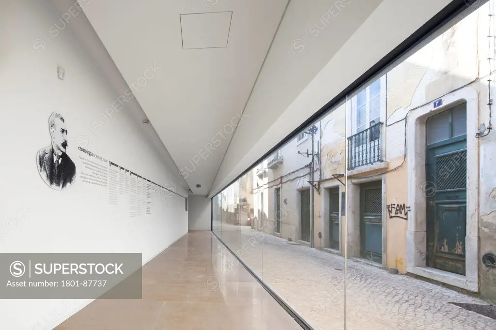 Edifício Praça Eça de Queiroz Square - Civic Centre, Leiria, Portugal. Architect Gonçalo Byrne, 2013. Interior view of exhibition corridor.