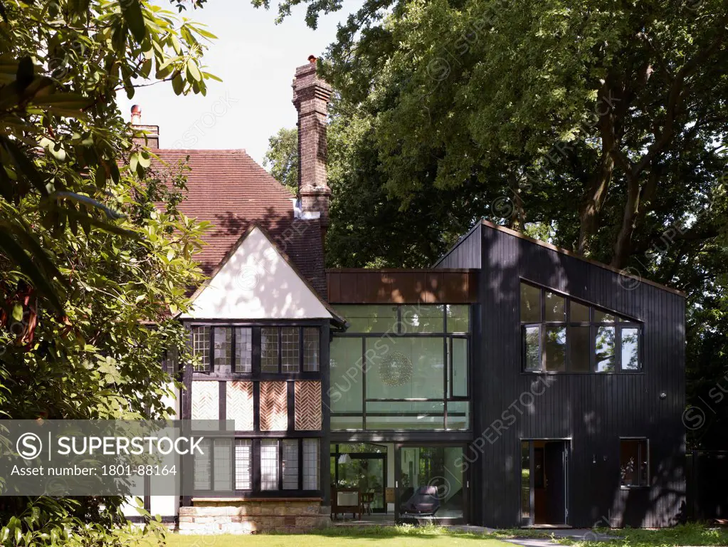 Hollin House, Tunbridge Wells, United Kingdom. Architect Jerry Tate Architects, 2013. Front elevation.