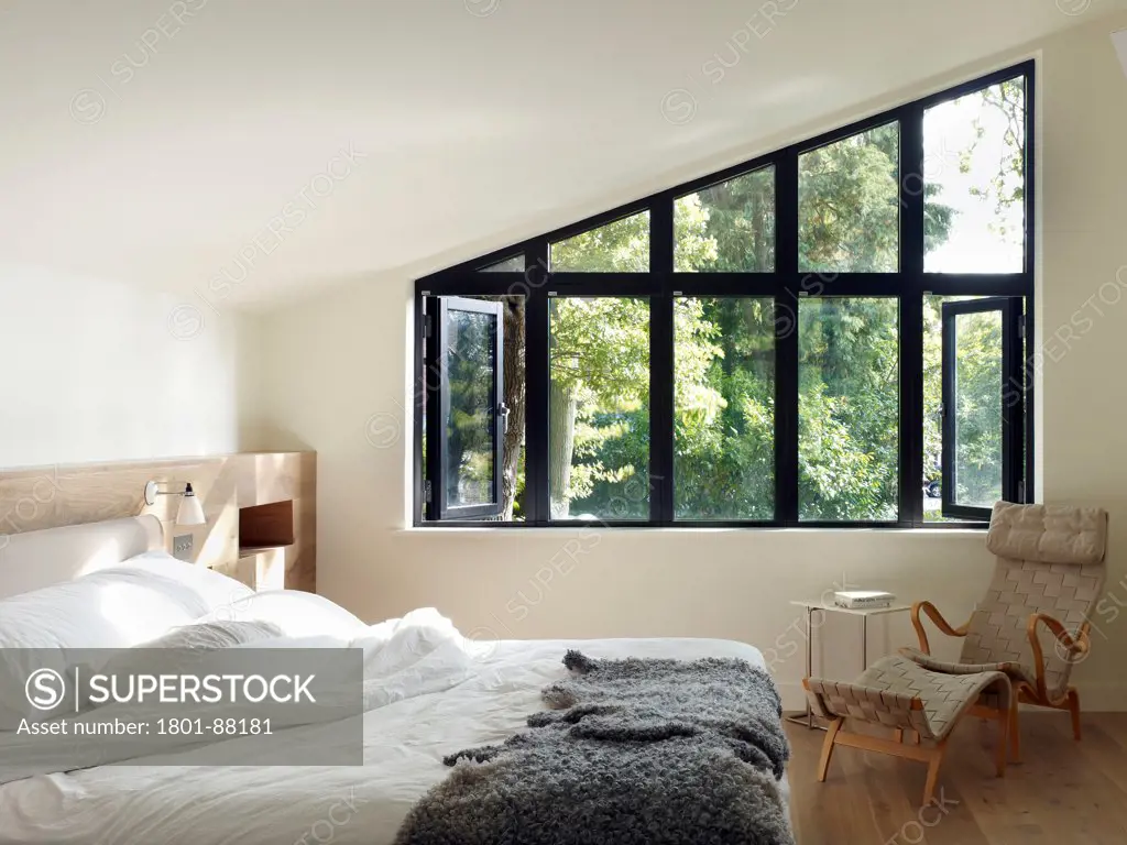 Hollin House, Tunbridge Wells, United Kingdom. Architect Jerry Tate Architects, 2013. Bedroom with view to treetops.