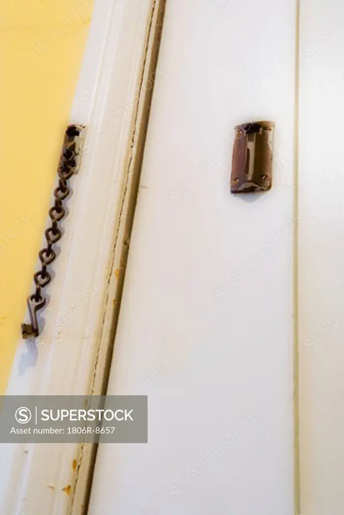 Detail door with safety chain lock