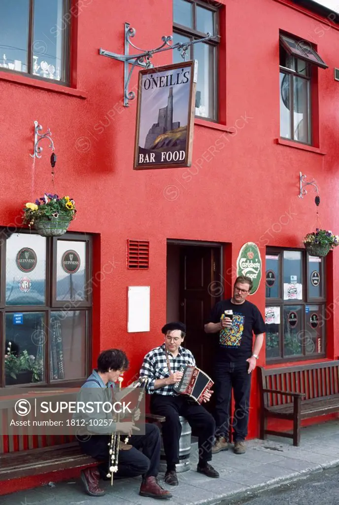 Co Cork,Ireland,Traditional musicians outside O´Neill´s Pub