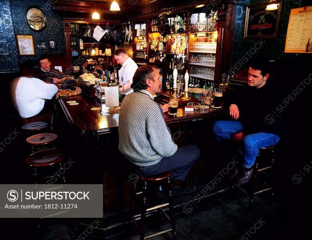 Brazen Head, Dublin, Co Dublin, Ireland, Men in Ireland´s oldest pub