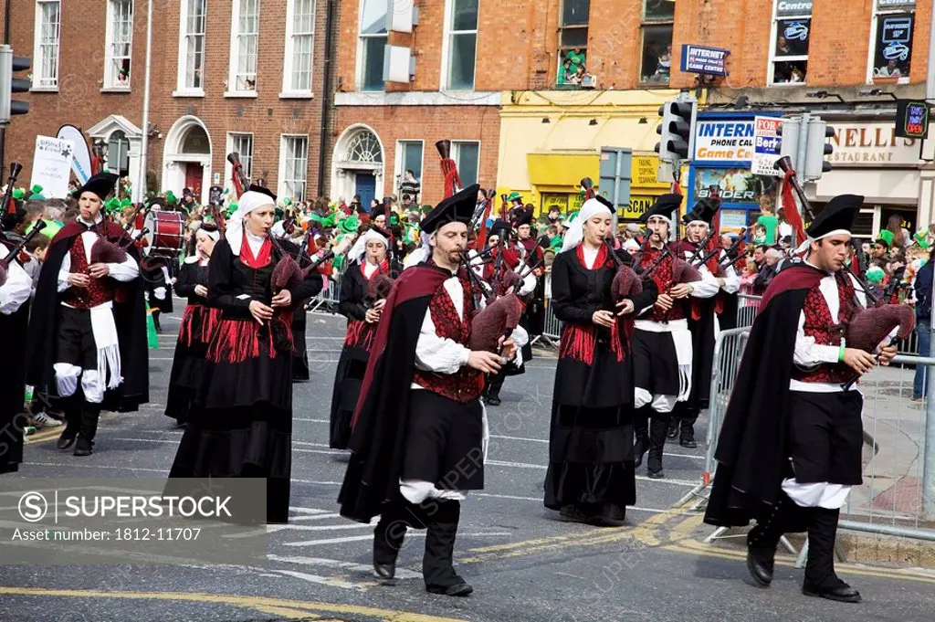 Dublin, ireland, a band of bagpipers in a parade on o´connell street