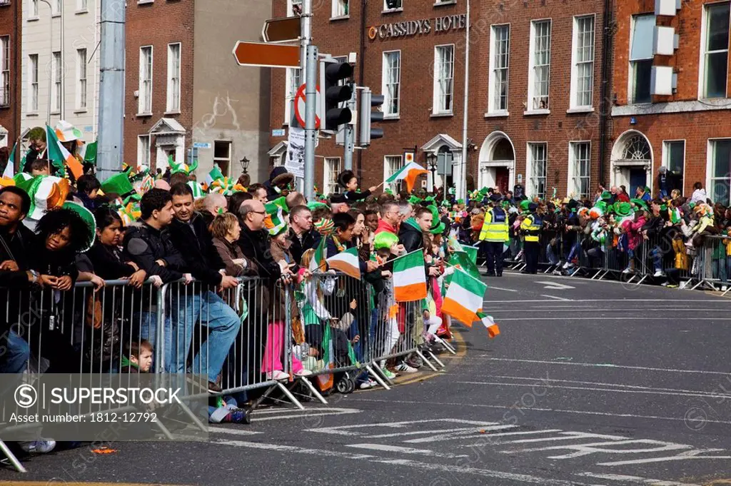 Dublin, Ireland, Crowds Waiting For A Parade On O´connell Street