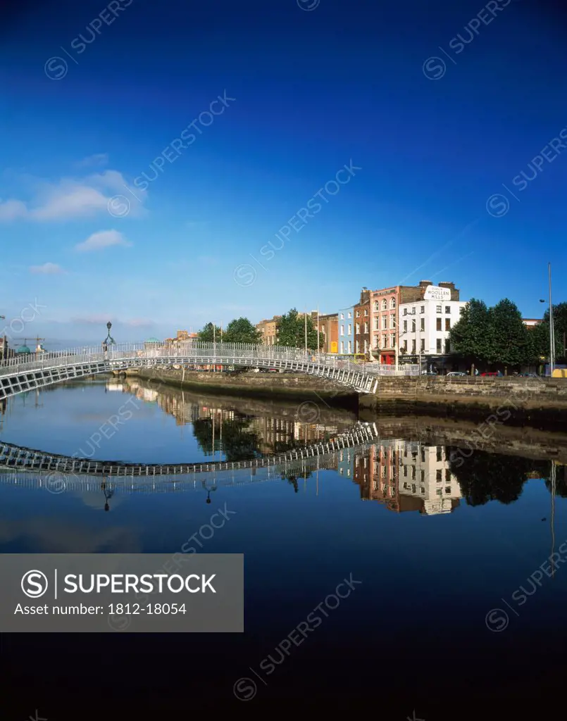 Halfpenny Bridge, River Liffey, Dublin, Ireland