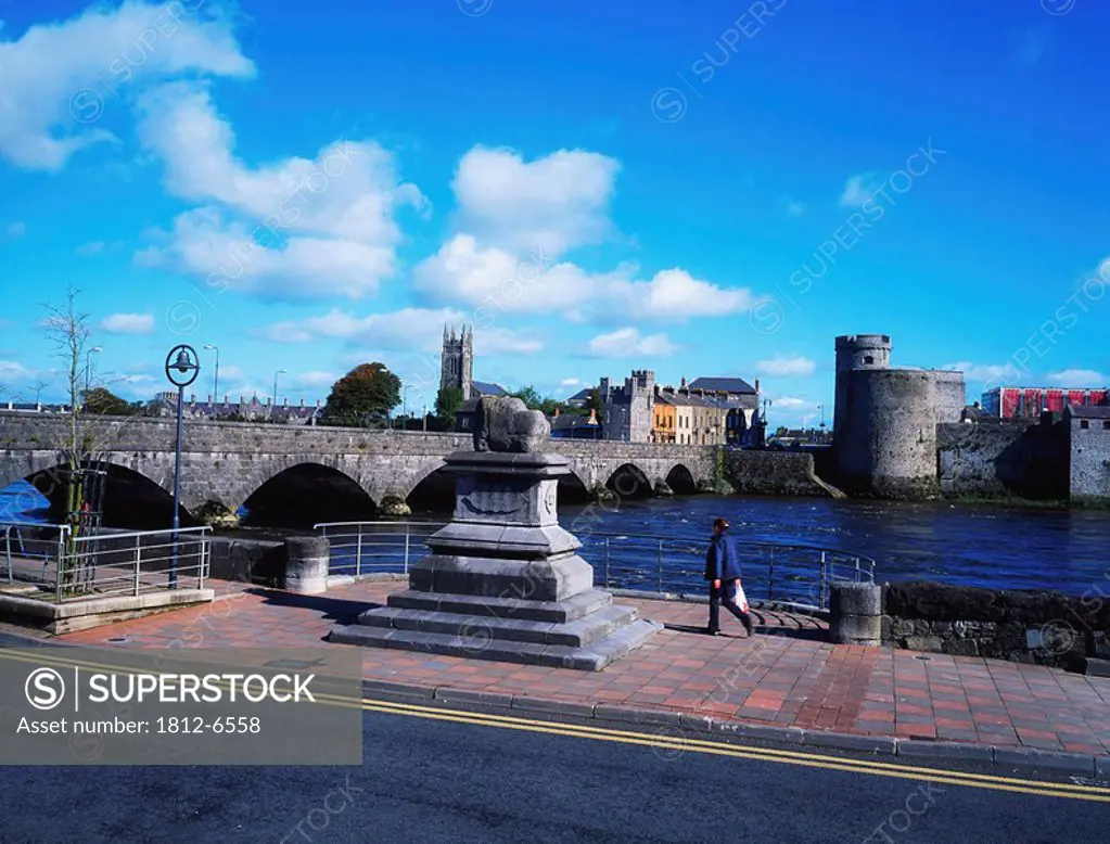 Limerick, Co Limerick, Ireland, View of the Thomond Bridge, Treaty Stone and King John´s castle