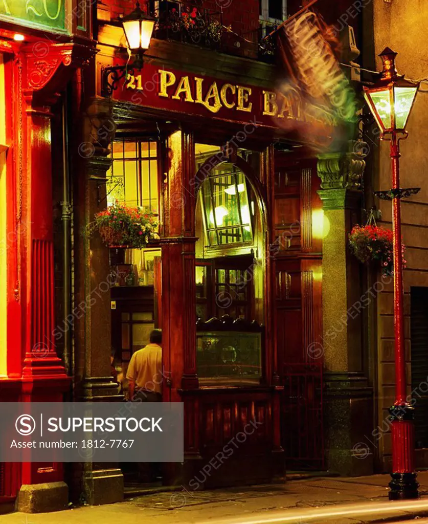 Palace Bar, Dublin, Co Dublin, Ireland, Man at a bar