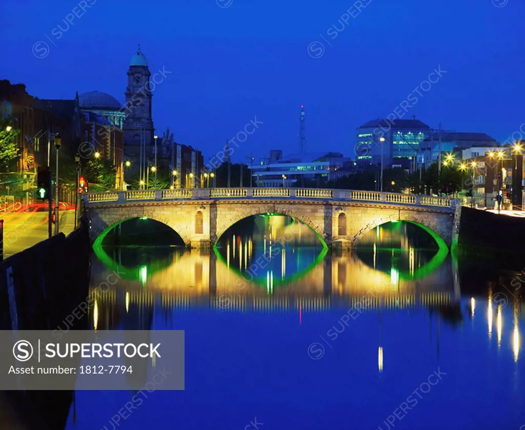 Queen´s Street Bridge, River Liffey, Dublin, Ireland, Bridge over river at night